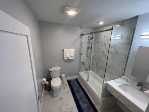帕特森The Charming Suite - 1BR close to NYC的带淋浴、卫生间和盥洗盆的浴室