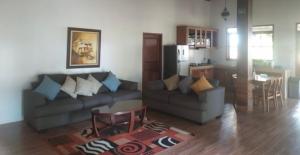 巴图卡拉Puri Sanghyang的一间带两张沙发的客厅和一间厨房