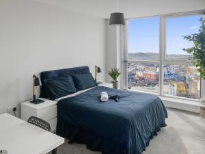 贝尔法斯特Sky High Ensuite Bedroom in Shared Apartment in Belfast City Centre的一间卧室设有一张床和一个大窗户