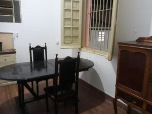 乌贝拉巴Casa Patrimônio Histórico - Centro de Uberaba的一间带桌子和两把椅子的用餐室
