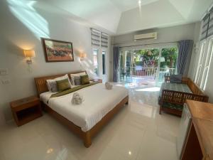 Ban Nong SuaChang Noi Hua Hin Pranburi fully accessible barrierefrei resort的一间卧室设有一张大床和一个大窗户