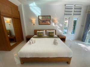 Ban Nong SuaChang Noi Hua Hin Pranburi fully accessible barrierefrei resort的卧室配有一张白色大床