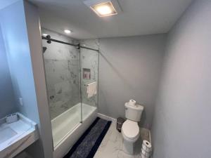 帕特森The Homey Suite - 1BR with Luxe Amenities的带淋浴、卫生间和盥洗盆的浴室