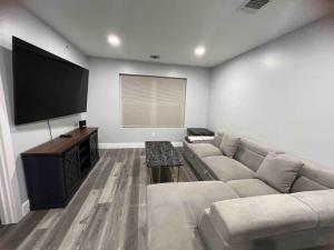 帕特森The Homey Suite - 1BR with Luxe Amenities的带沙发和平面电视的客厅
