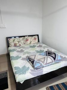 GogāmukhHOTEL CKD的卧室里的一张带枕头的床