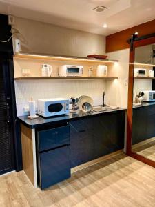 达沃市Cozy Tiny Home with Outdoor Hot Tub in City Center的厨房配有微波炉