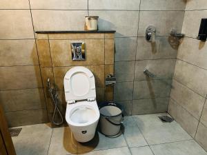 米南加迪Mary Land Residency的一间带卫生间和垃圾桶的浴室