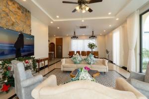 美奈Amanda villa 4 Phan Thiết的客厅配有两张沙发和一台电视机