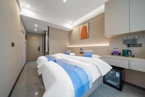 上海优族服务式公寓的一间带两张床的卧室和一间厨房