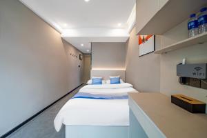 上海优族服务式公寓的小型客房设有两张床和柜台。