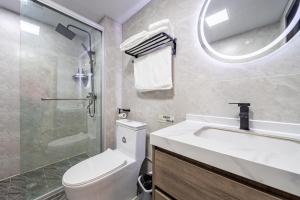 上海优族服务式公寓的浴室配有卫生间、盥洗盆和淋浴。
