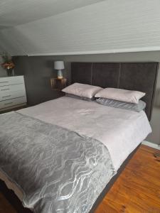 希尔顿Air Lakehouse的卧室配有一张带粉红色枕头的大床