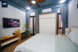 河内JOY APARTMENT TAY HO的卧室配有床、书桌和门
