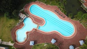 利帕芒特马拉拉亚套房酒店的享有度假村游泳池的顶部景致
