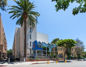 洛杉矶好莱坞6号汽车旅馆的一座建筑前的棕榈树