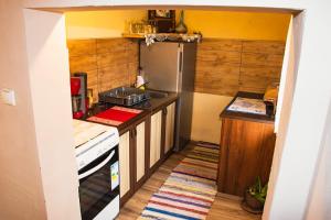 MolveCountry House Ivančan的小厨房配有炉灶和冰箱