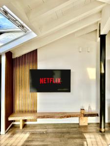 布雷西亚[Bridge Apt.] Garage - Netflix - wifi的挂在墙上的网格符号,带长凳