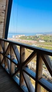 里泽Greenlife Dağevleri的从桥上欣赏海景