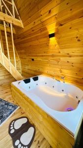 里泽Greenlife Dağevleri的木制客房内的按摩浴缸