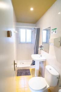 San Esteban de PraviaCarving Surf Hostel的白色的浴室设有卫生间和水槽。