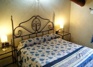 艾纳Alojamiento Rural Casa Honda的一间卧室配有一张床和两张台灯。