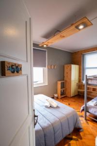 San Esteban de PraviaCarving Surf Hostel的一间卧室配有一张带蓝色毯子的床