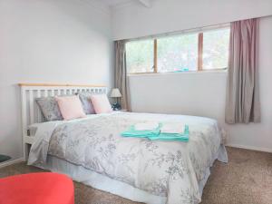 奥克兰Sunny Cosy stay in Auckland的一间卧室配有一张床,上面有两条毛巾