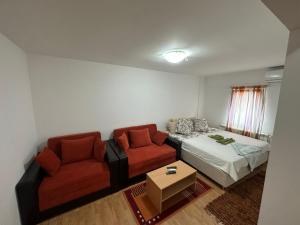 TrstenikApartmani Ušće的客厅配有沙发和1张床