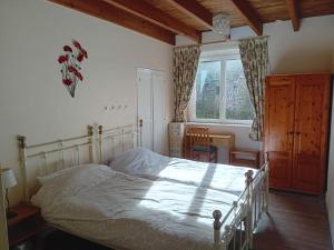 CaurelCaurelgranges的一间卧室设有一张床和一个窗口
