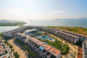 下龙湾5Bedroom Villa close to the sea with a Lake view的水边度假村的空中景观