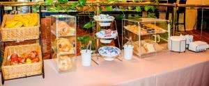圣西米恩圣西蒙摩根酒店的一张桌子,上面放着许多不同种类的食物