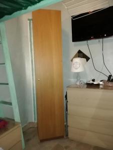 安特卫普Room in House - 2 floors 2 bedrooms near Central Station的客房设有木制橱柜和墙上的电视。