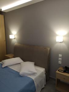 奈德里3 Island View Hotel的一间卧室配有一张带两个枕头的床