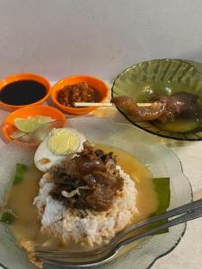 泗水卡纳次特拉宾馆的饭、肉、酱等食物