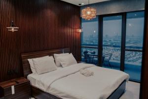 迪拜Luxury 3 Bedroom Sub Penthouse With Rooftop Pool的一间市景卧室,配有一张床