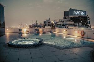 迪拜Luxury 3 Bedroom Sub Penthouse With Rooftop Pool的游轮顶部的大型游泳池