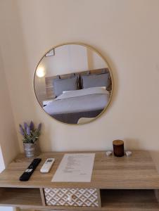 梅松吉New cozy sd No1 in Tzafi Apartments的卧室配有一张床,墙上设有镜子