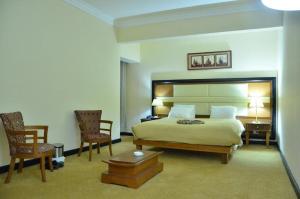 开罗paradise city stars的酒店客房,配有一张床和两把椅子