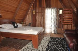 克里比KSW BASE NAUTIQUE Isonalambo的小屋内一间卧室配有一张床和一张沙发