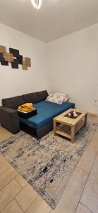 蒙法尔科内NICROB的客厅配有蓝色的沙发和茶几