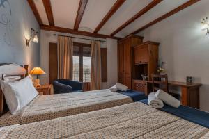 阿尔巴拉辛酒店 - 普拉多那瓦佐餐厅的酒店客房配有两张床和一张书桌