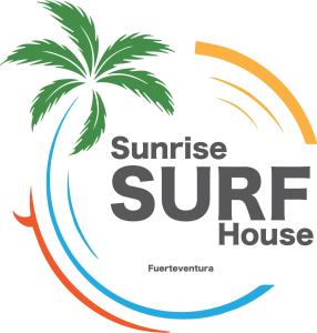 科拉雷侯Sunrise Surf House, Big Garden, Hot Tub, Parking, super-fast free Wi-Fi的热带岛屿,棕榈树和日出冲浪之家