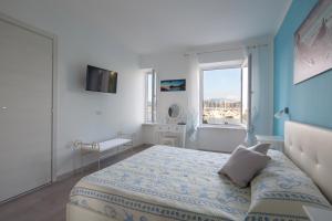 费扎诺Fezzano / Portovenere Stilish double rooms with sea view, balcony or small courtyard的一间卧室设有一张床和一个窗口