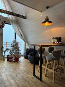 BesqaynarSweeDom A-Frame的客厅配有桌子和圣诞树