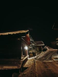 卡尼略Exclusiva Cabaña en Vall D'Incles - Pistas de Ski & Vistas al Valle - Parking Incluido的夜晚有雪覆盖的房子