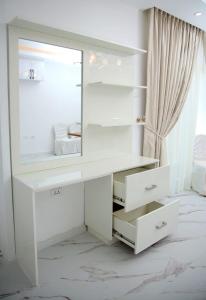 亚的斯亚贝巴Homestead Realestate的客房内的白色梳妆台和镜子