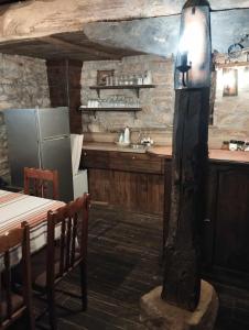 波兹思Расимова къща的厨房配有冰箱、桌子和水槽