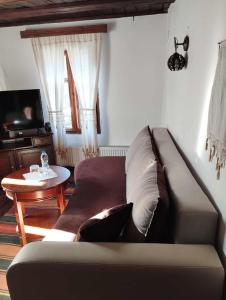 波兹思Расимова къща的客厅配有沙发和桌子
