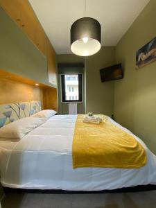 BoianoThe River House的一间卧室配有一张带黄色毯子的大床