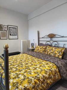 普托莱迈达Polys Apartment and Paraskevi studio with view的一间卧室配有一张带黄色毯子的大床
